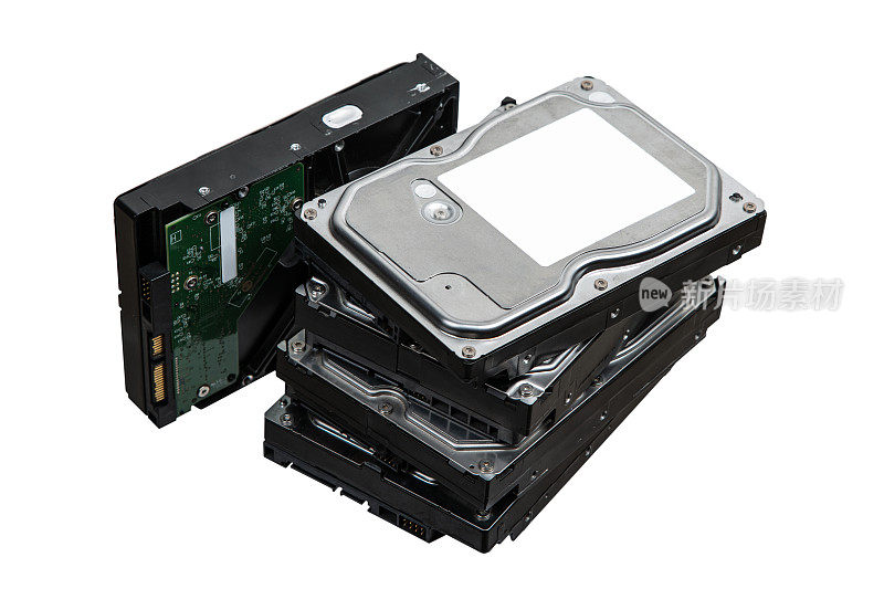 硬盘驱动器堆叠在一起。SATA 3.5硬盘用于信息存储。隔离在白色背景上。